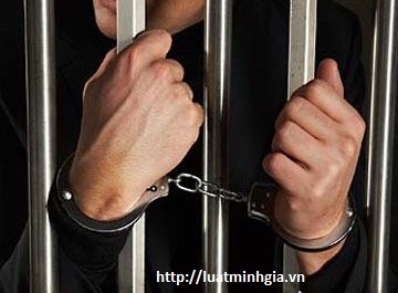 Lợi dụng chức vụ quyền hạn giam giữ người trái pháp luật xử lý thế nào?