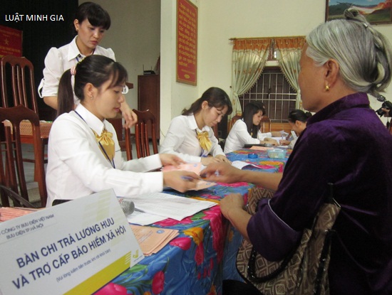 Giáo viên nữ nghỉ hưu theo quyết định tinh giản biên chế được hưởng chế độ như thế nào?