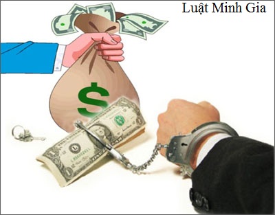 Nhận tiền để chạy tội cho người khác thì phạm tội gì?