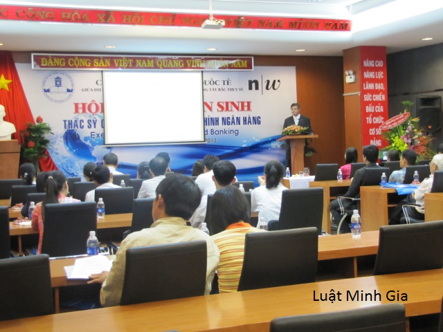 Đến tuổi nghỉ hưu nhưng chưa hết nhiệm kỳ có được tiếp tục ký hợp đồng lao động
