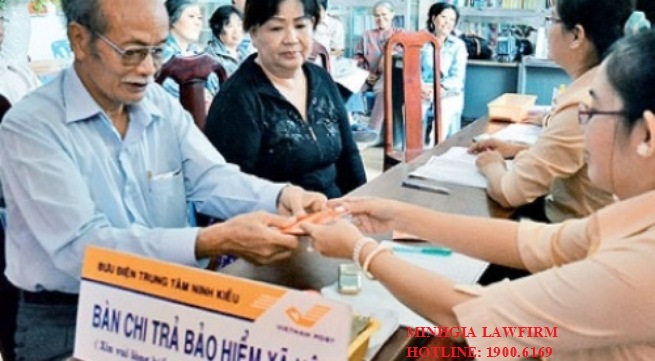 NLĐ sinh năm 1962 và đóng BHXH từ năm 1983 thì nên nghỉ hưu năm 2015 hay 2017