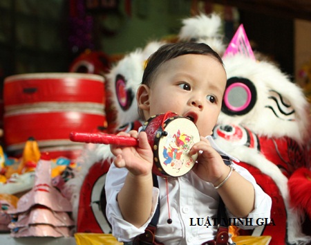 Con có được hưởng chế độ lễ tết khi mẹ nghỉ dưỡng sức, phục hồi thai sản không ?