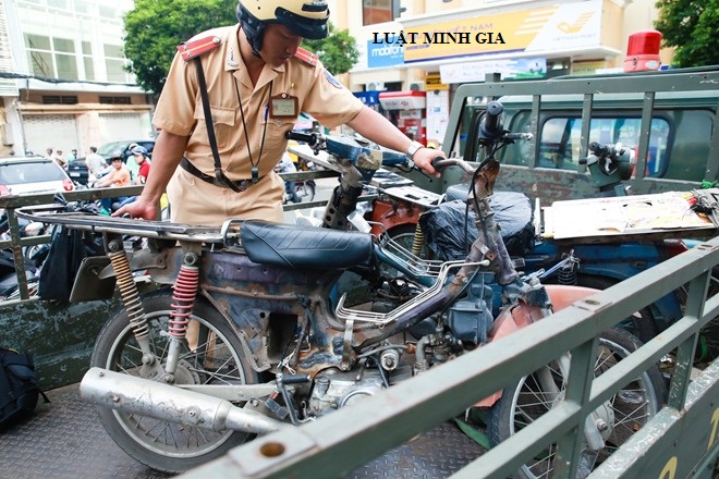 Có được tạm giữ xe, đồ, giấy tờ, điện thoại khi xảy ra vi phạm?