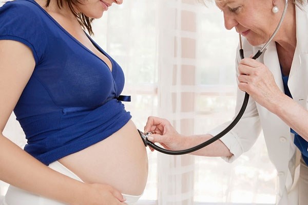 Mức hưởng BHYT trái tuyến khi sinh và chế độ thai sản