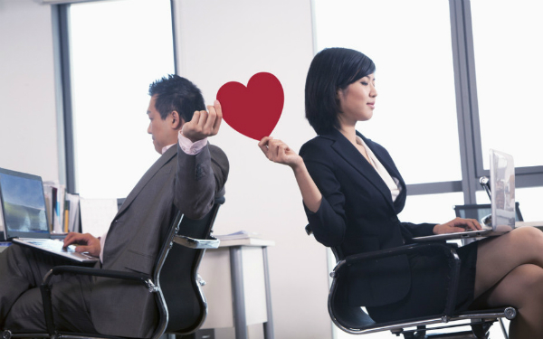 Vợ chồng có được làm cùng cơ quan không?