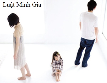 Không giao con cho mẹ nuôi sau ly hôn có phạm tội không?