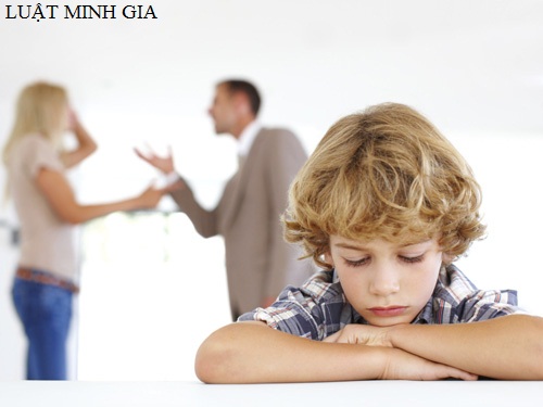 Hỏi về trường hợp mẹ có quyền nuôi con cả hai con sau li hôn
