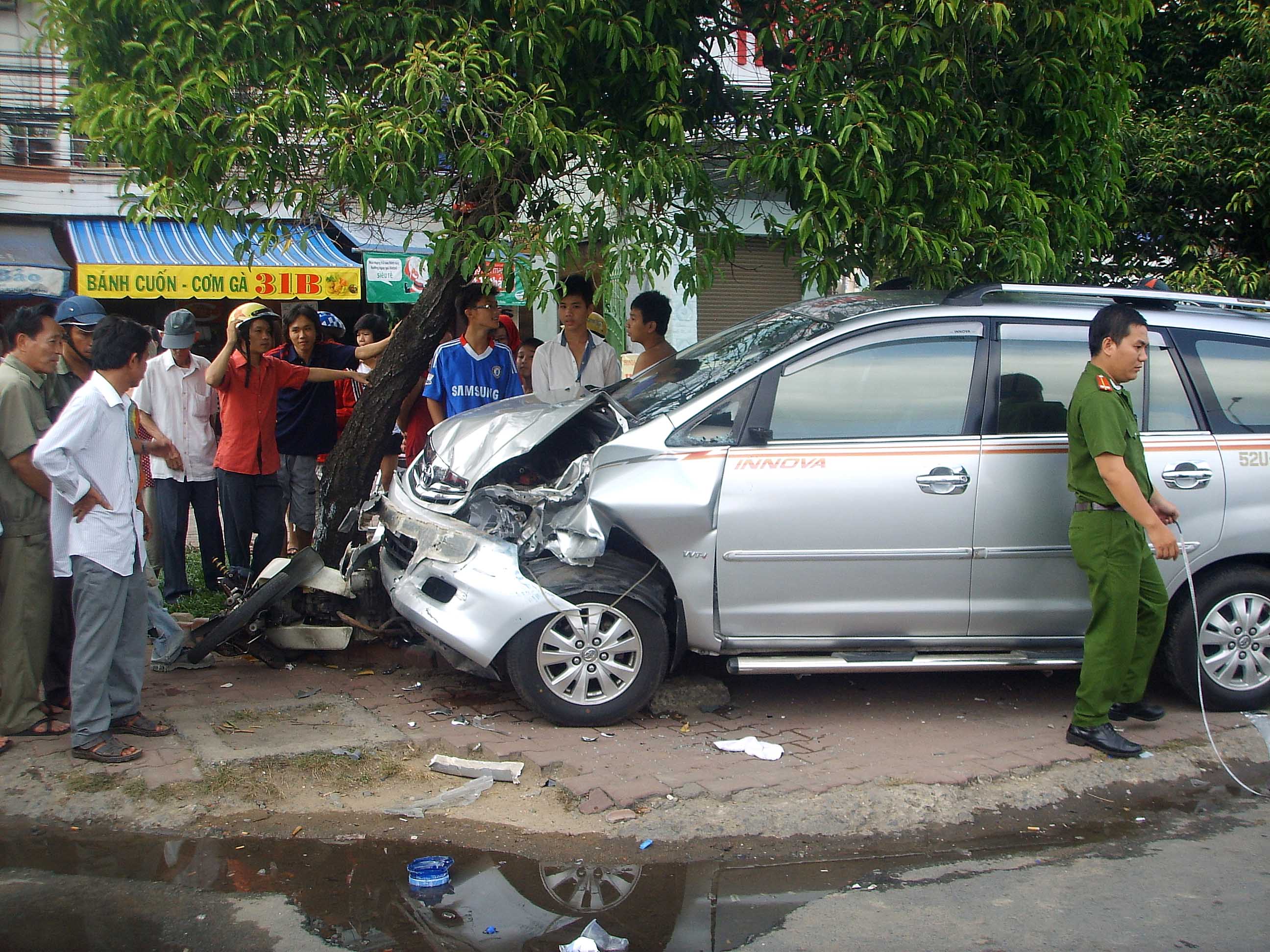 Lái xe ô tô đâm chết người thì bị phạt bao nhiêu năm tù?