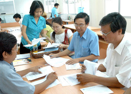Về hợp đồng lao động và phụ cấp công vụ