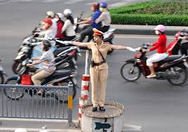 Cảnh sát giao thông có quyền gì và xử phạt thế nào?