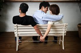 Tổ chức đám cưới với người khác khi chưa ly hôn.