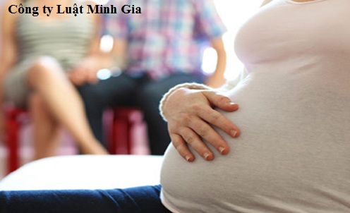 Tạm hoãn hợp đồng lao động của lao động nữ mang thai quy định như thế nào?