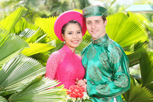 Điều kiện để cho người nước ngoài có vợ/chồng là công dân Việt Nam nhập quốc tịch Việt Nam