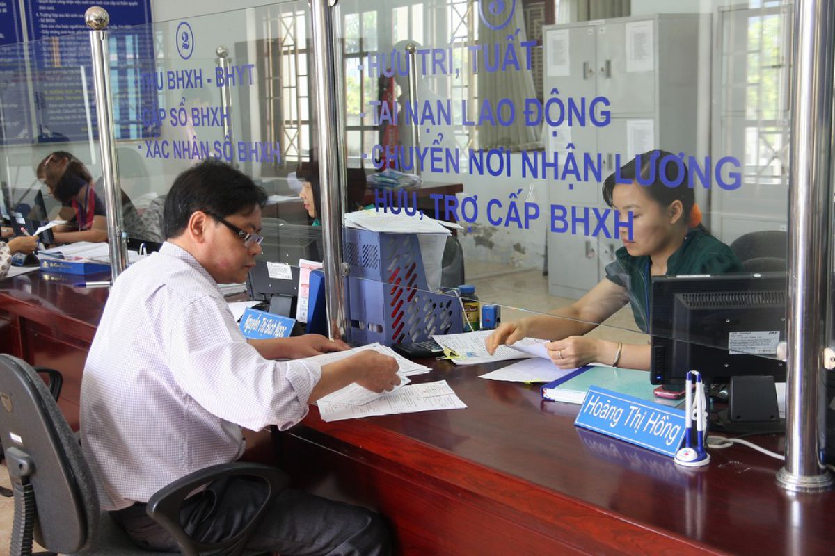 Ủy ban Nhân dân Huyện ra quyết định về hưu sớm trước thời điểm mong muốn có đúng không?