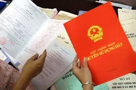 Chồng không có mặt ở Việt Nam thì khi mua đất và đăng ký GCNQSDĐ có cần chữ ký vợ, chồng?