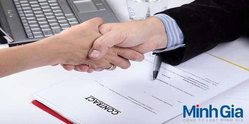 Hợp đồng lao động quy định điều khoản tự động gia hạn thế nào?